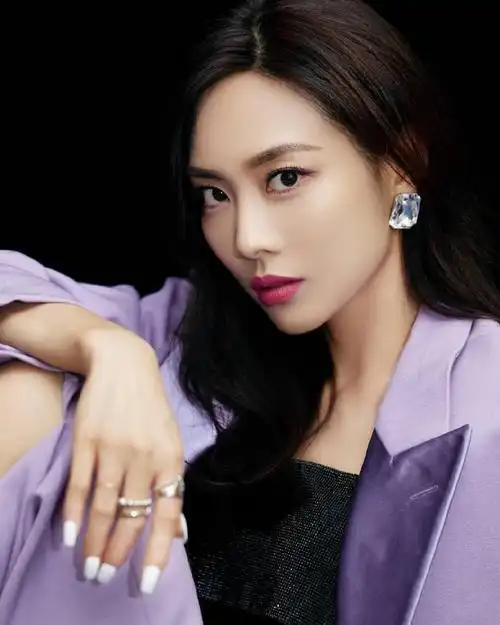 简介:王霏霏紫色西服酷美写真图片,分享一组王霏霏图片给大家,图中的