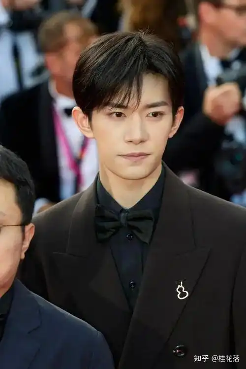 金鸡奖最年轻影帝易烊千玺:那些曾奚落他的人,如今都闭上了嘴