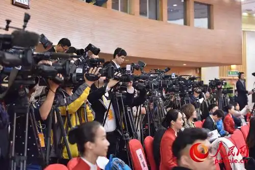 "教育综合改革"集体采访现场(人民网 郝勇摄)