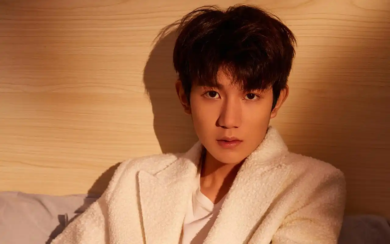 阳光少年王源帅气锁屏壁纸-明星壁纸 - 壁纸之家