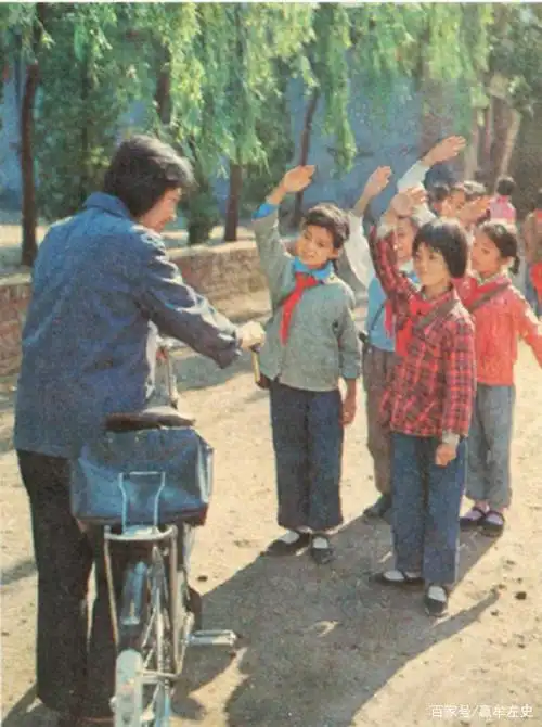 老照片:70年代的少年儿童,生在红旗下,长在红旗下的一代人