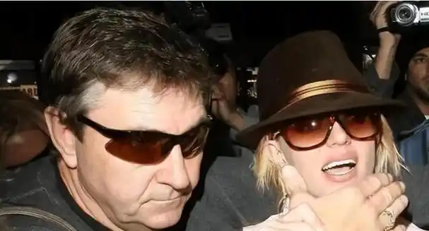 布兰妮被生父囚禁13年体内强制安装绝育器如今苦尽甘来了