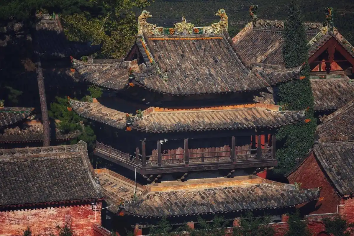 现存庙中的后殿与东西两侧的梳妆楼被文物部门定位金代构造,定论基于