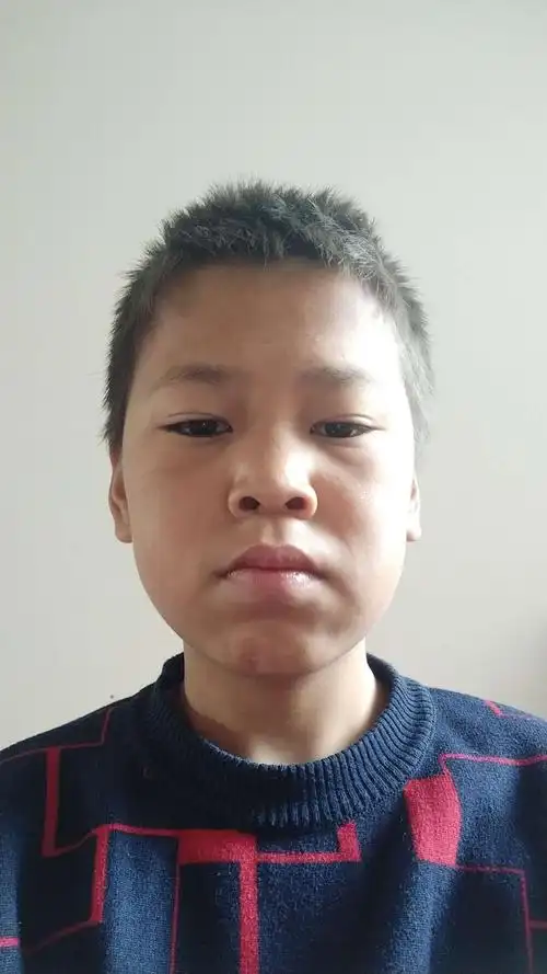 我叫薛小磊我们一家有六口人,我有三个姐姐我是一个普通的中学生,我的