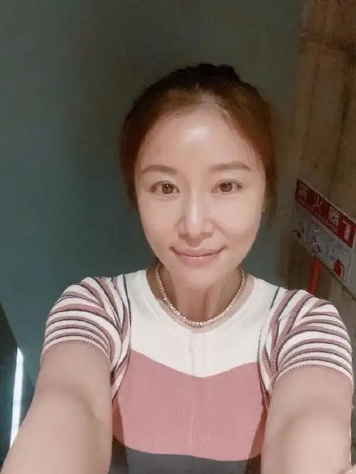 林心如自信过头了穿高开叉长裙挑战贵妇气质可惜发型太油腻