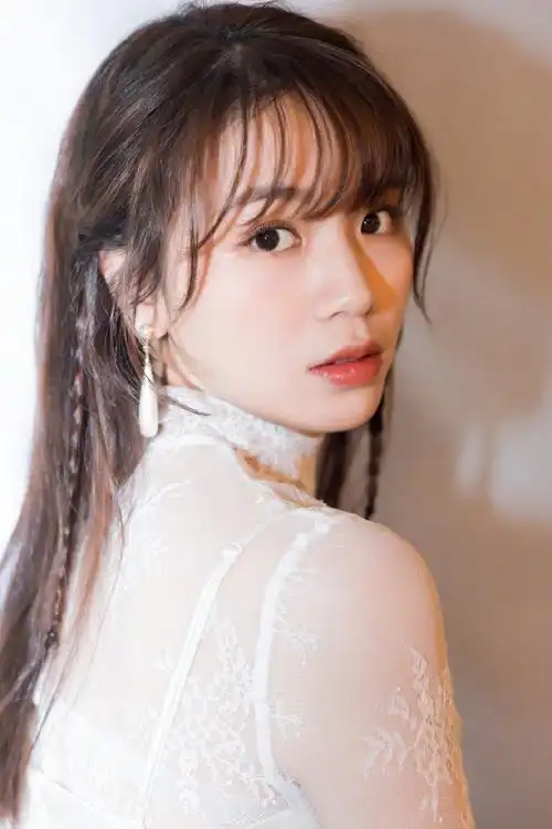 简介:黄英法式刘海摩登少女感写真图片,分享一组黄英图片给大家,图中