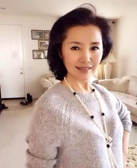 66岁姜黎黎:因"红牡丹"大火,曾患癌丈夫不离不弃,今怎样