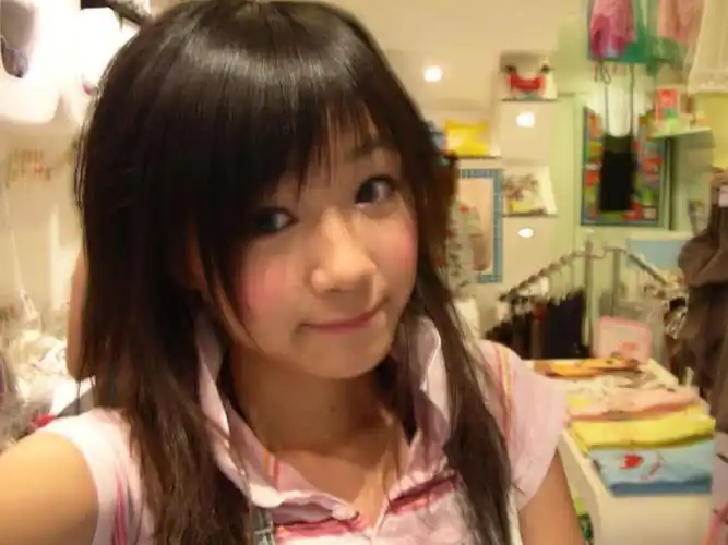 黑涩会美眉的那首《123木头人》里那个很娃娃声的那是谁唱的?