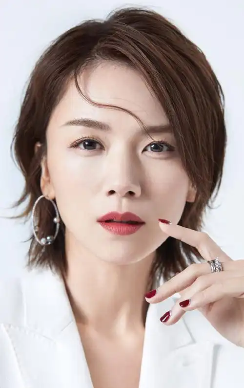 女演员曹曦文成熟干练时尚写真