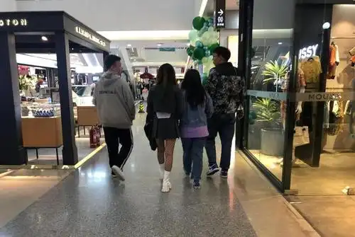 逛街,遛弯,看电影,玩滑板!长春这里的夜生活开始了,真热闹!