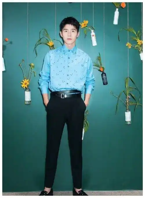 立体感西装裤可以修饰腿型,清晰的刘昊然腿更长,脚穿黑色鞋,整体穿着