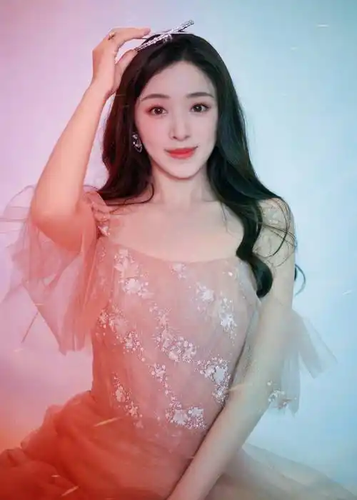 张含韵极光斑斓大片释出 穿粉色纱裙诠释高贵公主