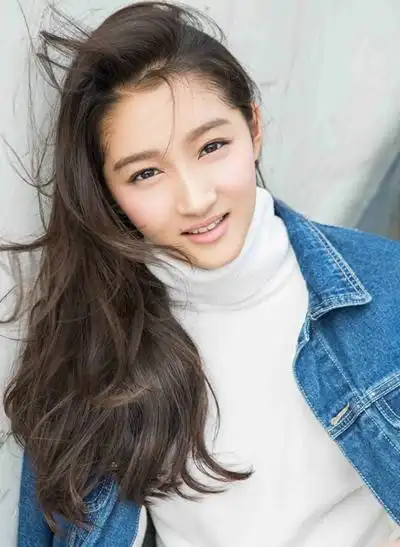 关晓彤出生于演员世家,2005年因为在陈凯歌导演的电影《无极》中饰演"