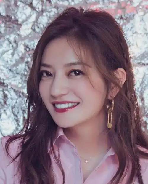 赵薇风波后罕见现身,素颜苍老发福明显,手臂有伤痕被爆已离婚