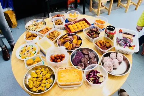 这只是一小部分美食哦,因为热情的家长们准备的美食,一张大圆桌远远