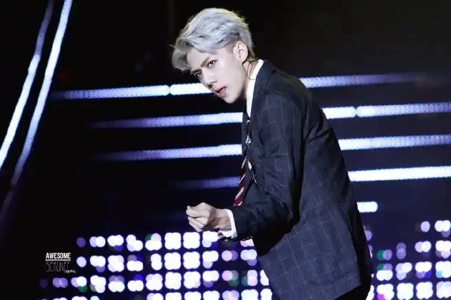 说起银发你会想起谁#当然是吴世勋啊 早期的银发侧剃谁看了不说绝