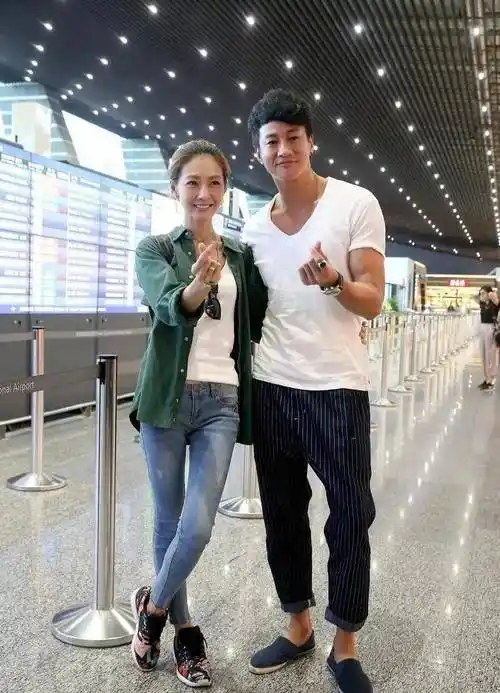 何润东对老婆林姵希说:"你和江疏影撞脸了!"_女孩_时候_女明星