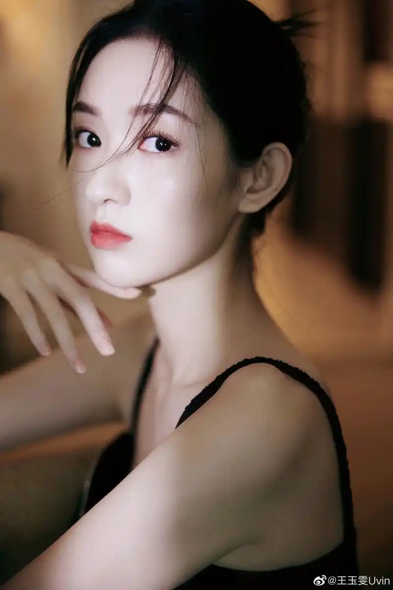 王玉雯写真,身穿黑色吊带裙,清新淡雅,俏丽动人