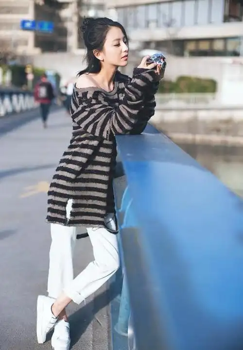 佟丽娅元气满满街头唯美写真图片