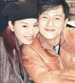 两人正值滕丽名最美好的年华,而且她比魏骏杰小了九岁.