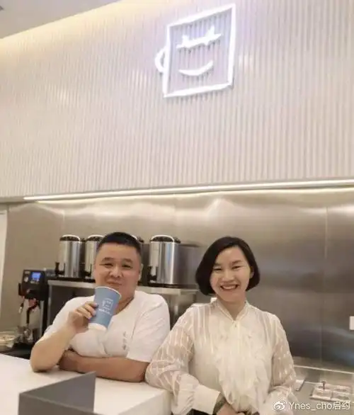 王俊凯爸妈的奶茶店开业店内贴满王俊凯照片奶茶价格让人意外