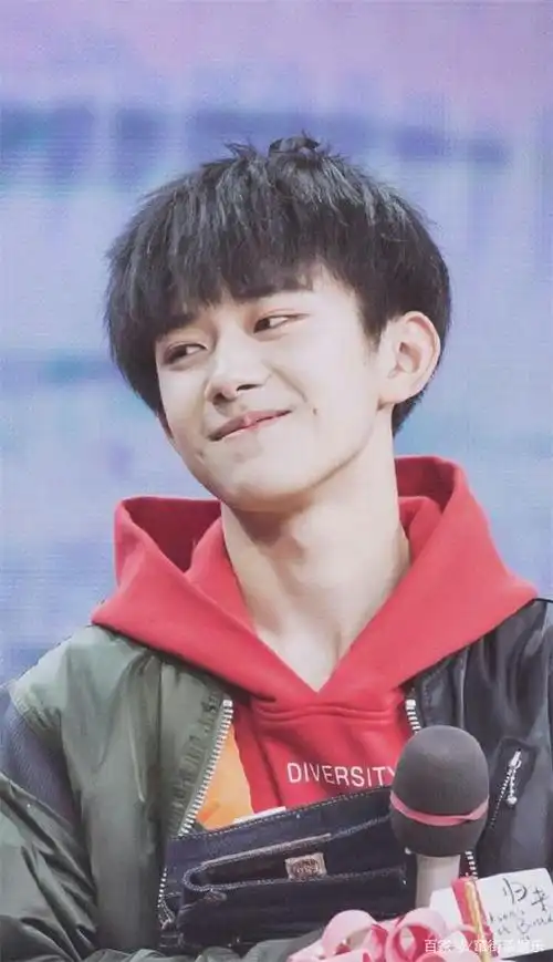 王俊凯王源为易烊千玺庆生,恭喜四字弟弟19岁生日快乐呀!