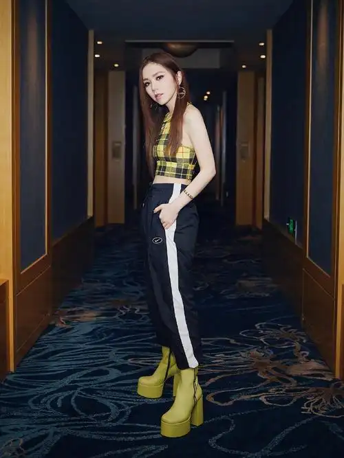 邓紫棋晒运动美照小蛮腰抢镜