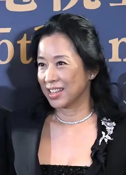 朱玲玲|郭晶晶64岁婆婆胖一圈!体态丰腴打扮惊艳,全身戴钻石十分阔气