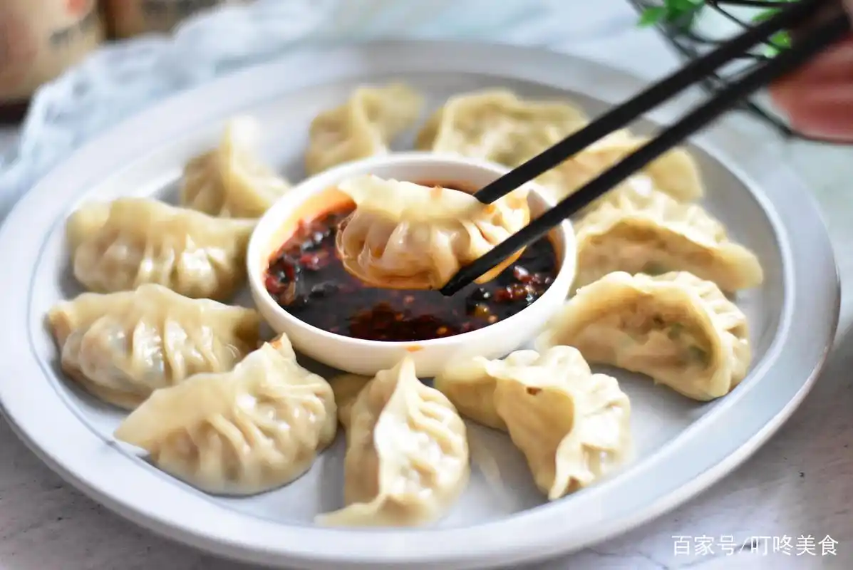 简单又美味的萝卜饺子就做好了,春天的萝卜香嫩又营养,想吃饺子的快试