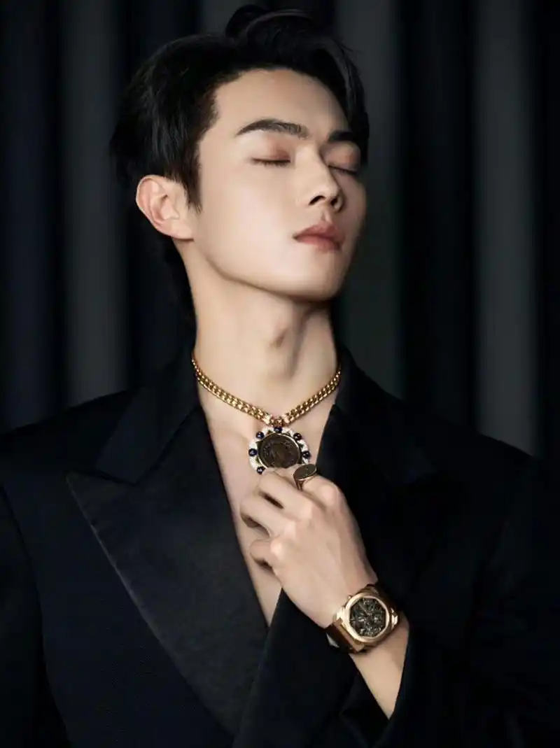 许凯深v低胸西装