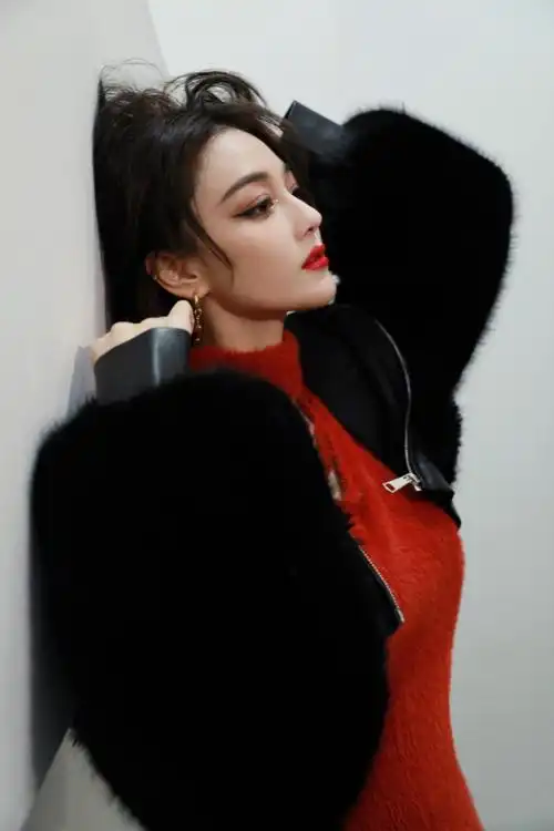 张馨予超话#2023说出爱#那就表白一下这位红裙猫猫吧@张馨予9599