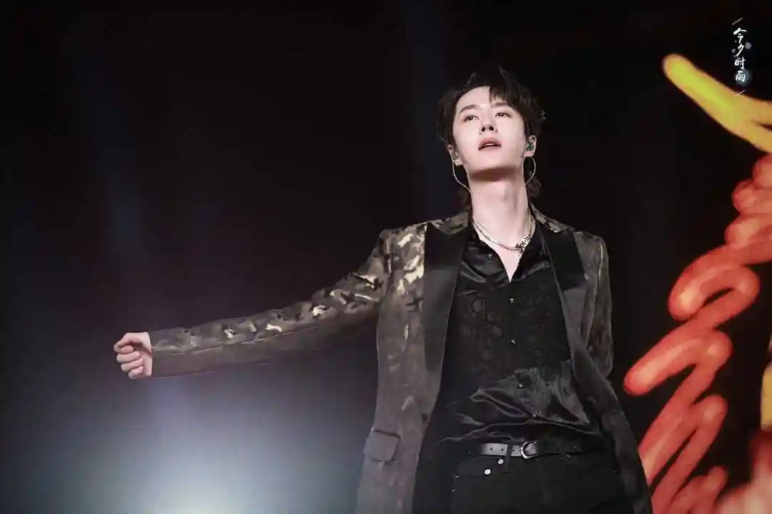 王一博跨年新歌首舞台,吊威亚翻跟斗,欢迎来到酷盖的世界!