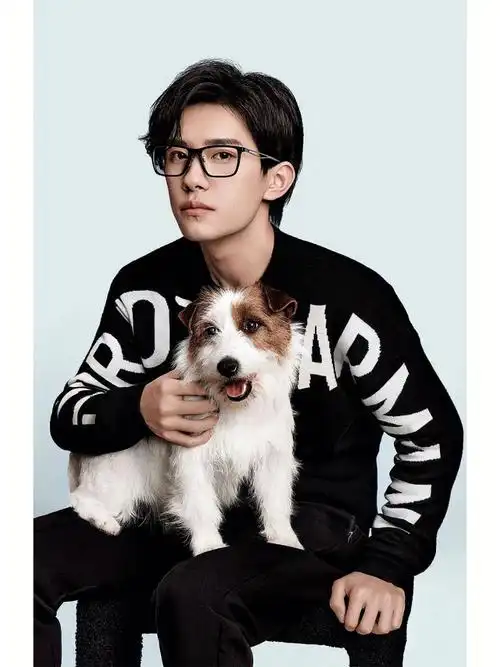 易烊千玺阿玛尼萌宠