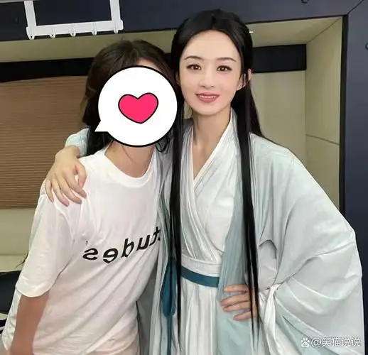 博主晒与赵丽颖合照:两人互相搂抱好有爱,赠签名照细节好温馨!