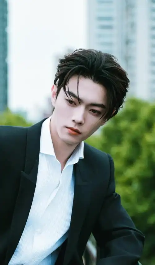 许凯壁纸|#许凯cibleskin悉源地品牌代言人#这张脸真是没有死角的帅