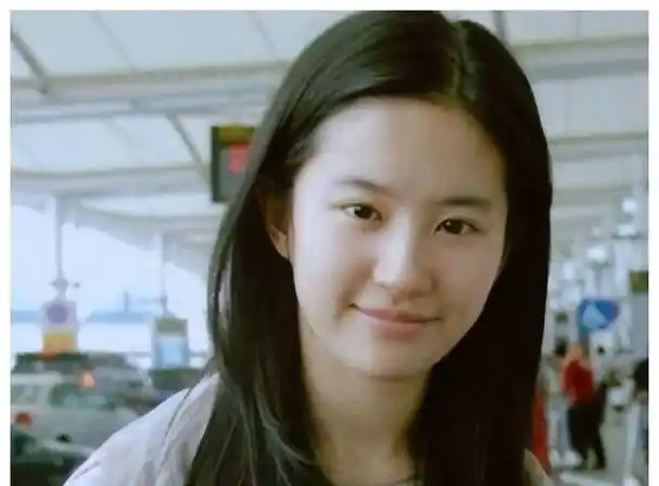 刘亦菲素颜照曝光,网友直呼幻灭!更多细节,你想知道吗?