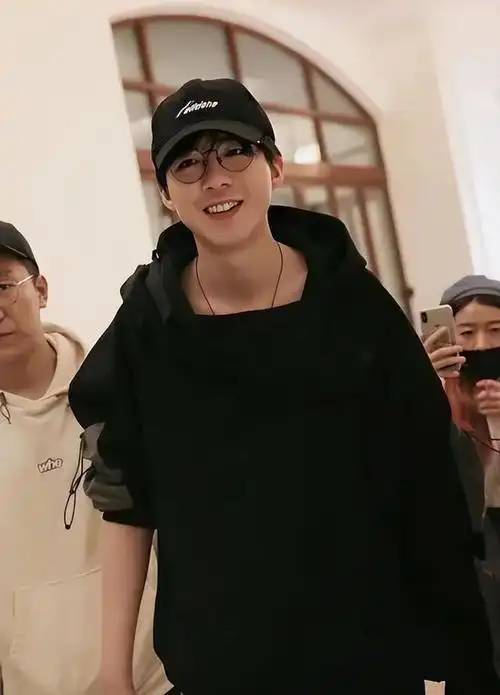 没有路人作为参照物,刘宇宁开了长腿特效?成功上了热搜的腿!