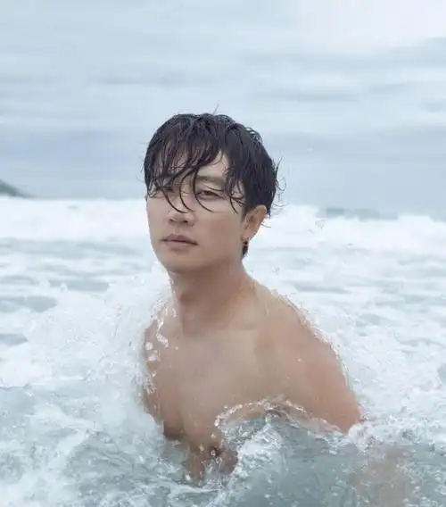 黄轩海边拍大片,在沙滩上做俯卧撑,秀三角肌荷尔蒙爆棚