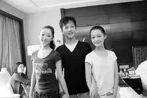 蒋梦婕(林黛玉),贾宝玉(杨洋),李沁(薛宝钗)三人合影劝说的人多了