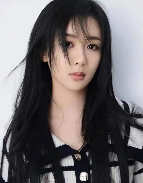 杨紫上次活动的美照,身穿镂空黑裙大秀身材,甜美又辣辣的造型_魅力