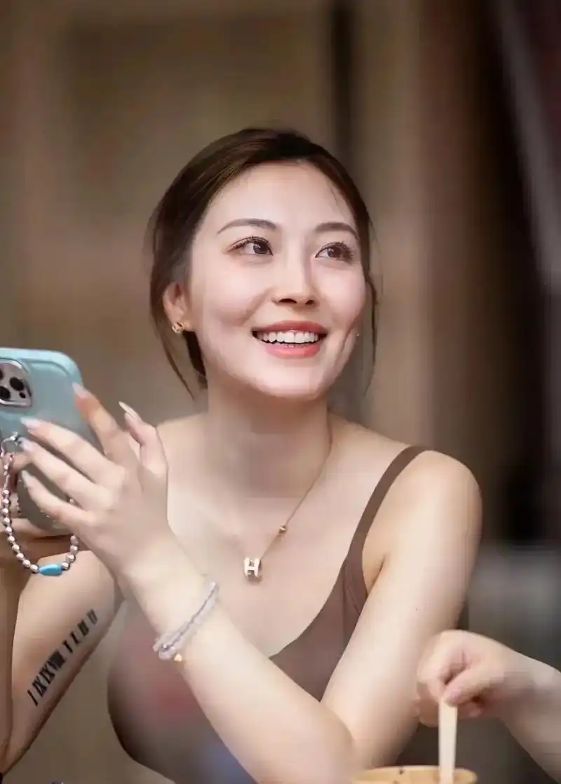 端庄大气,肤白貌美,旺夫相的女人最招人喜欢#养眼美女# #情感微语录