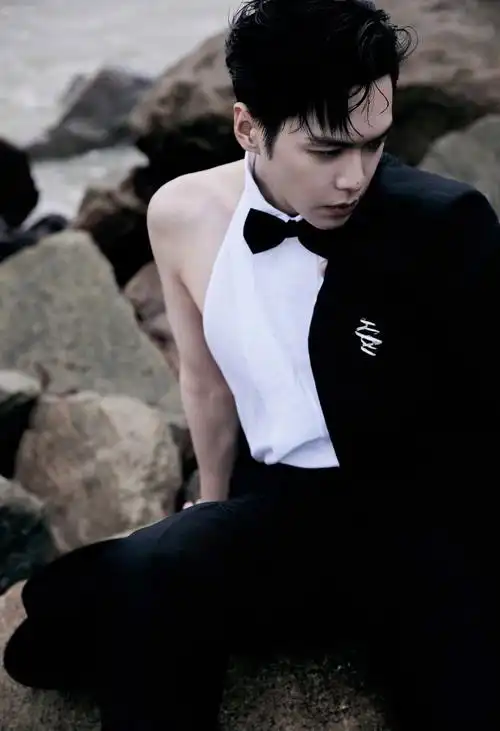 张若昀黑纱蒙面##张若昀里边是露背的