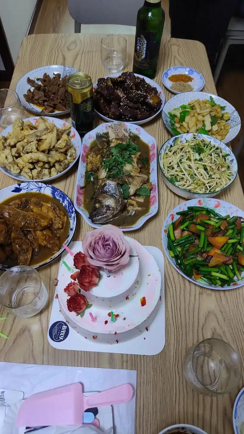 昨天老爸老妈张罗了一桌饭菜,老婆的生日宴就齐活了.