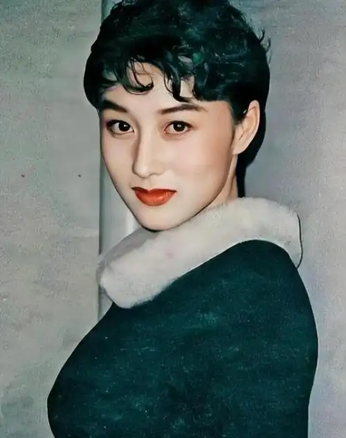 《龙在天涯》时,遭遇到了利智,那时她的颜值正处巅峰,而利智也不愧是"