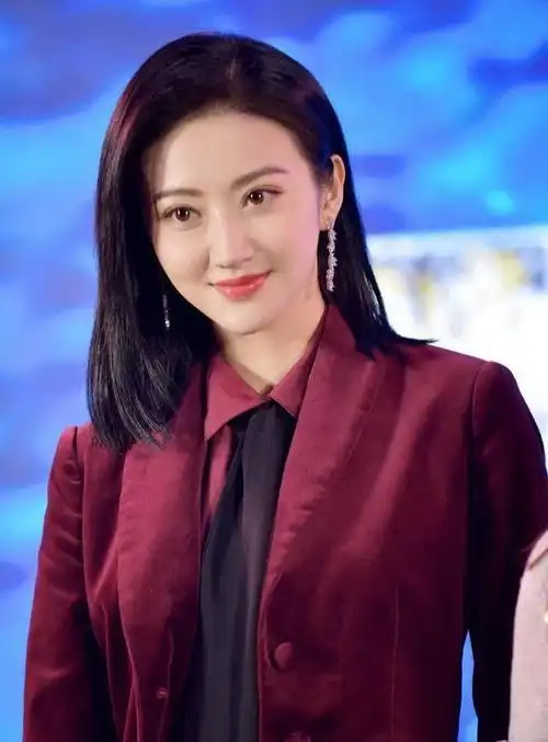 景甜总算高调了一回现身元宵晚会彩排编发甜美可人淡妆更美