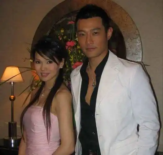 更重要的是,当时的黄维德自己可是有女朋友的人,伊能静好妻子的人社