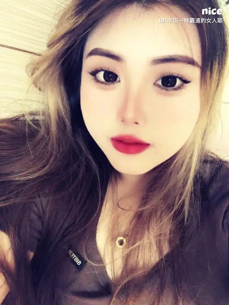 白白的皮肤圆圆的脸蛋