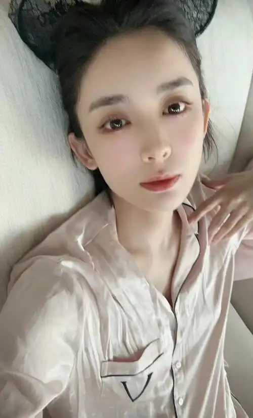 古力娜扎向网友们展示了自己最真实的一面,在家可以看到她素颜时的