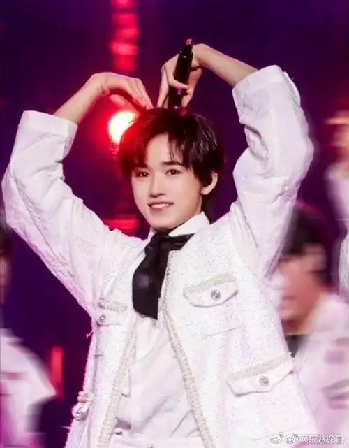 宋亚轩那些比心姿势,快来收获小宋的比心7815#宋亚轩有你的季节卡