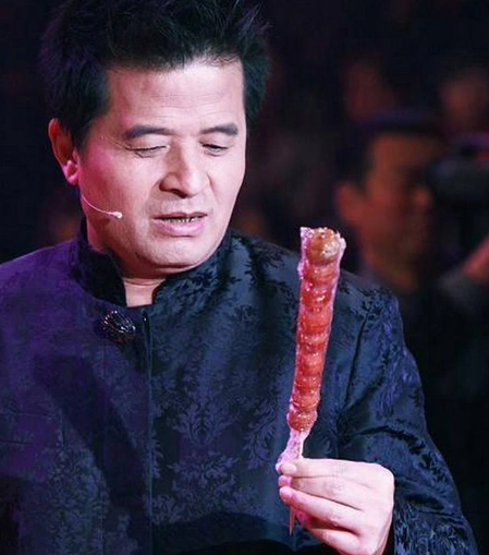 毕福剑老师人称"毕姥爷",他主持节目随意不做作,但是又幽默风趣,总能